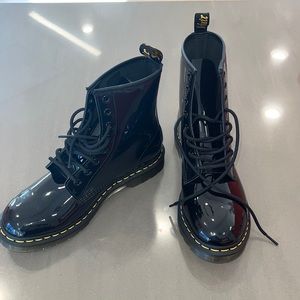 BLACK PATENT DR MARTEN BOOTS
